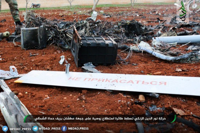 Máy bay trinh sát Nga bị phiến quân bắn hạ, tan xác ở Hama - Ảnh 1.