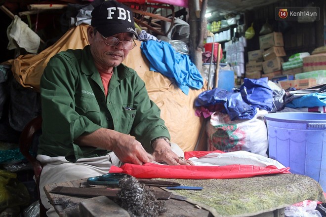 Chú Tí hơn 40 năm hành nghề lạ ở chợ Đông Ba: Vá áo mưa tàu ngầm cho người nghèo với giá 5 nghìn đồng - Ảnh 2.