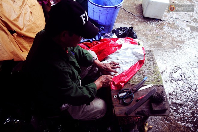 Chú Tí hơn 40 năm hành nghề lạ ở chợ Đông Ba: Vá áo mưa tàu ngầm cho người nghèo với giá 5 nghìn đồng - Ảnh 3.