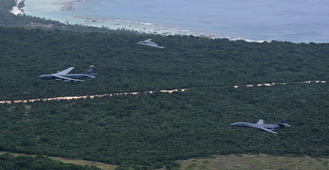 B-52 rầm rộ tới Guam, Mỹ chứng tỏ uy lực của nút bấm hạt nhân - Ảnh 1.