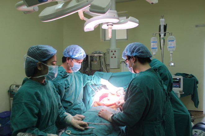 Bác sĩ liều mình phẫu thuật cứu sống bệnh nhân mang khối u gan khủng 2,5kg - Ảnh 2.
