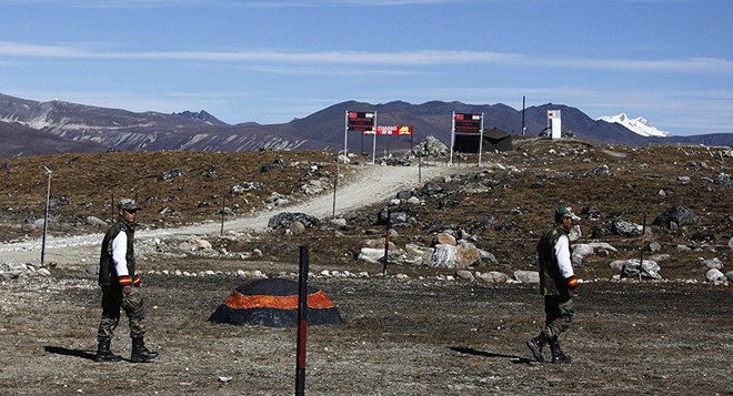 Trung Quốc xây khu quân sự sát biên giới Ấn Độ - Ảnh 1.