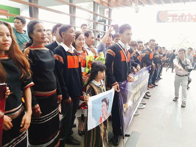  Bố mẹ và người dân Đăk Lăk diện trang phục truyền thống, nô nức đón Tân Hoa hậu HHen Niê trở về quê hương - Ảnh 2.