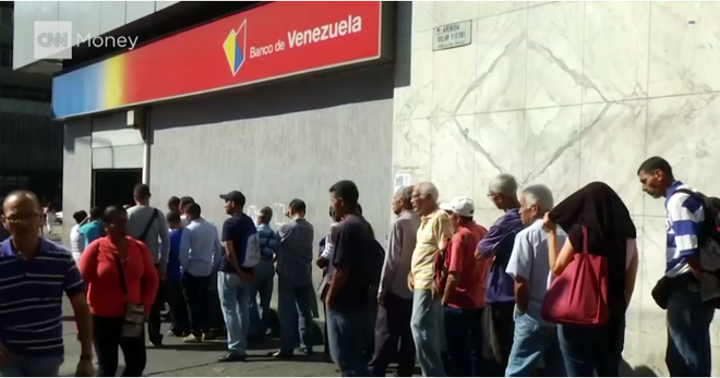 Khủng hoảng Venezuela: Đi 3 ngân hàng không rút nổi 2.000 đồng - Ảnh 2.