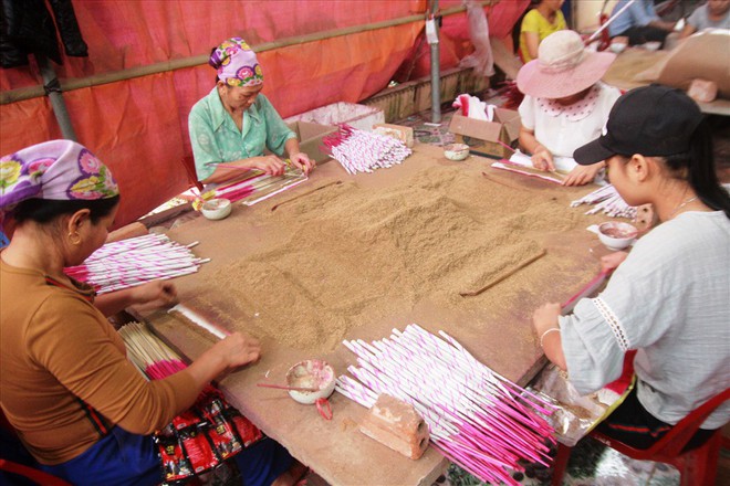 Làng nghề hương trầm Quỳ Châu hối hả vào tết - Ảnh 2.