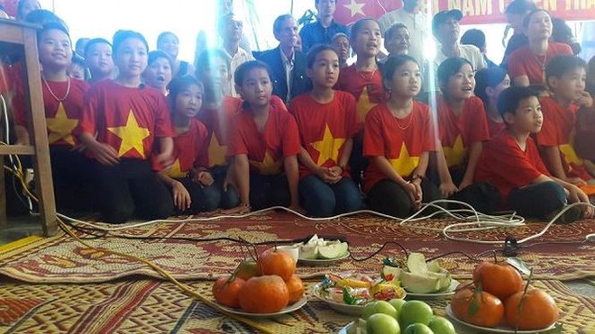 Mẹ Công Phượng mang gạo quê, củ sắn sang TQ tẩm bổ cho U23 Việt Nam - Ảnh 2.