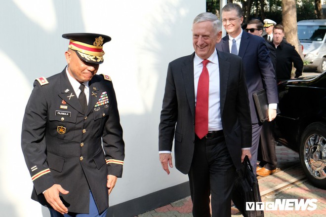 Những hình ảnh đầu tiên của Bộ trưởng Quốc phòng Mỹ James Mattis ở Việt Nam - Ảnh 2.