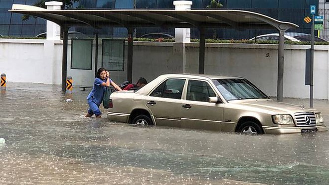 Châu Mỹ thì bão tuyết khủng khiếp, Úc đương đầu nắng nóng lịch sử còn Singapore cũng chịu cảnh lụt lội nghiêm trọng - Ảnh 12.