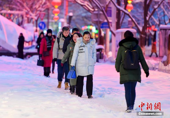Mưa tuyết, giá lạnh tràn xuống Trung Quốc: Sinh viên cầm ô, xếp hàng lên lớp - Ảnh 14.