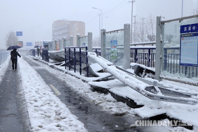 Mưa tuyết, giá lạnh tràn xuống Trung Quốc: Sinh viên cầm ô, xếp hàng lên lớp - Ảnh 15.