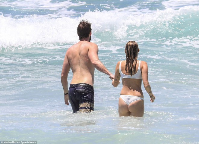 Miley Cyrus và Liam Hemsworth rủ nhau khoe body, nô đùa cực hạnh phúc trên bãi biển - Ảnh 14.