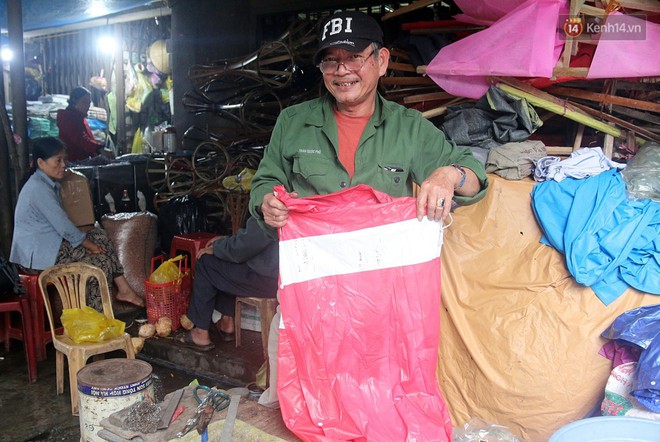 Chú Tí hơn 40 năm hành nghề lạ ở chợ Đông Ba: Vá áo mưa tàu ngầm cho người nghèo với giá 5 nghìn đồng - Ảnh 15.