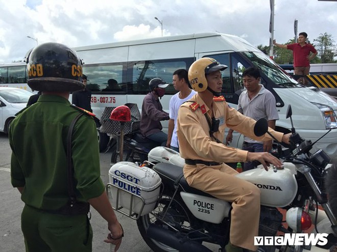 Người lạ đánh tài xế trốn vào trụ sở trạm thu phí BOT Sóc Trăng - Ảnh 15.