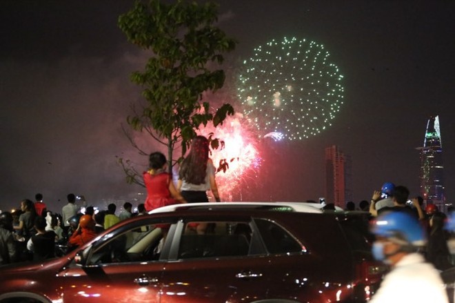 Chùm ảnh: Người dân Đà Nẵng và Sài Gòn mãn nhãn trước loạt pháo hoa đẹp rực rỡ mừng năm mới 2018 - Ảnh 19.