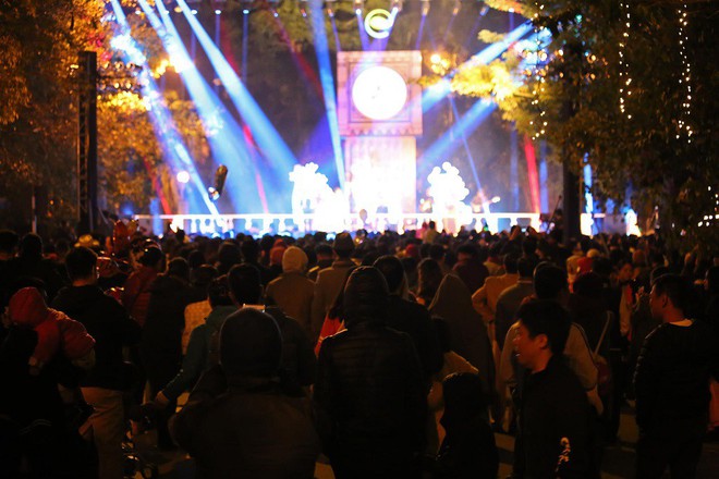 Dân mạng “ghen tị” với countdown đón năm mới hoành tráng của người Ecopark - Ảnh 3.