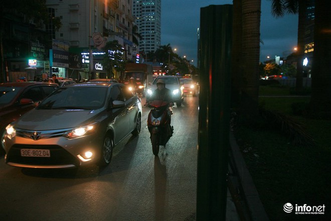 Xén dải phân cách mở rộng 4 làn xe, Nguyễn Chí Thanh hết danh là đường đẹp nhất - Ảnh 3.