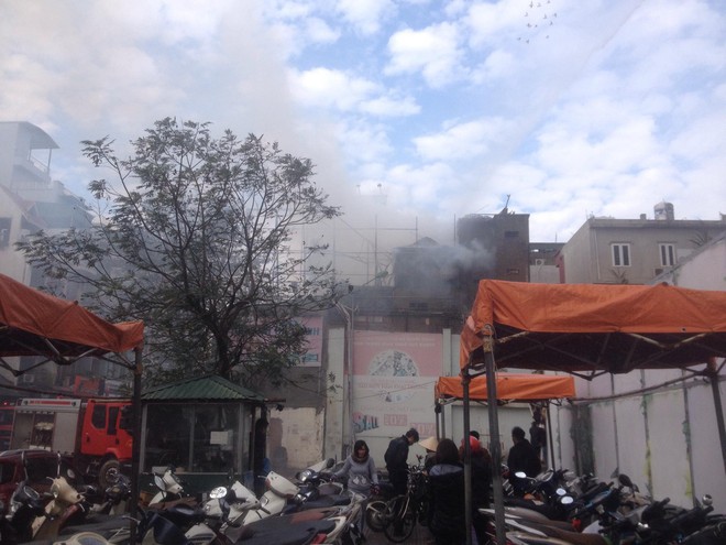 Hà Nội: Cháy lớn nhà dân ngay cạnh chợ Mơ, cột khói dày đặc bốc cao hàng chục mét - Ảnh 2.