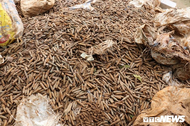 Cận cảnh gần 6 tấn đầu đạn trong vườn nhà dân ở Hưng Yên - Ảnh 4.