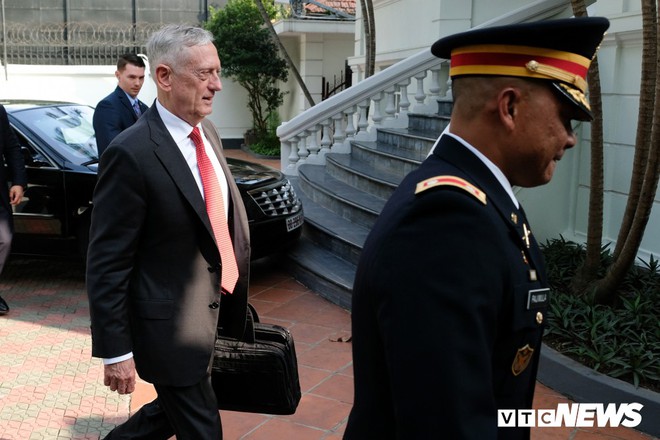 Những hình ảnh đầu tiên của Bộ trưởng Quốc phòng Mỹ James Mattis ở Việt Nam - Ảnh 3.