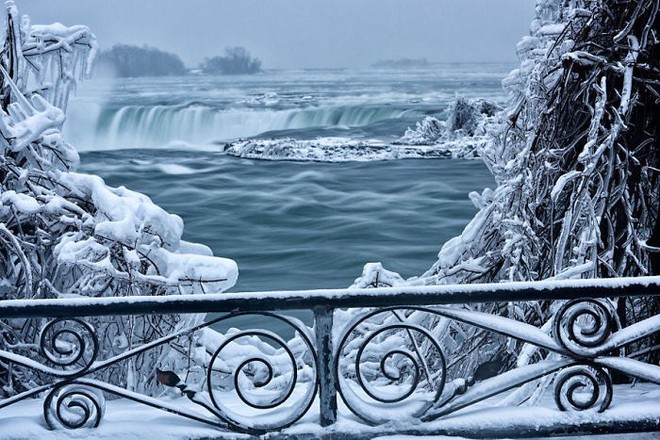 Ngắm thác nước Niagara đẹp đến kỳ ảo trong mùa băng giá - Ảnh 4.