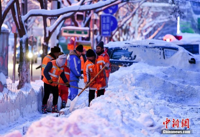 Mưa tuyết, giá lạnh tràn xuống Trung Quốc: Sinh viên cầm ô, xếp hàng lên lớp - Ảnh 5.