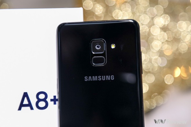 Mở hộp và trên tay Samsung Galaxy A8+ (2018): Mở khóa khuôn mặt, selfie xóa phông - Ảnh 3.