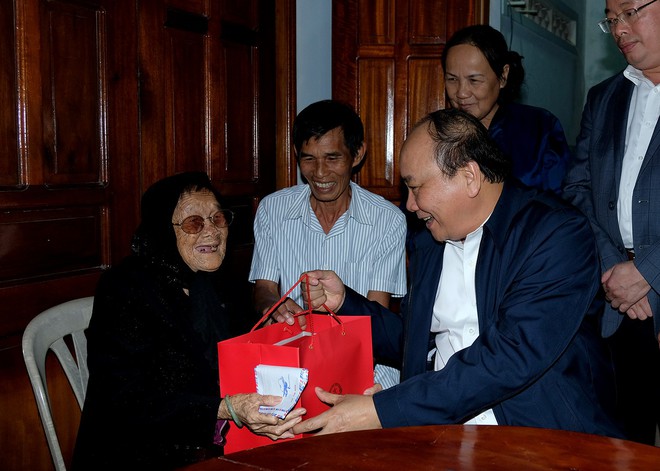 Thủ tướng thăm hầm Đèo Cả và tặng quà Tết cho dân nghèo bị thiên tai ở Phú Yên - Ảnh 4.