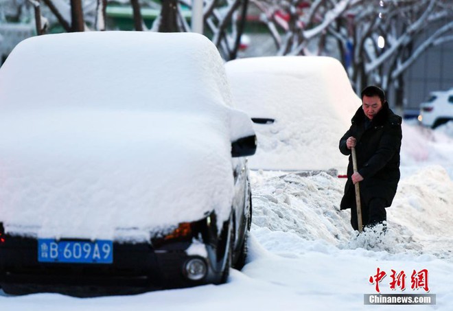 Mưa tuyết, giá lạnh tràn xuống Trung Quốc: Sinh viên cầm ô, xếp hàng lên lớp - Ảnh 6.