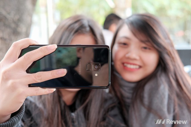 Mở hộp và trên tay Samsung Galaxy A8+ (2018): Mở khóa khuôn mặt, selfie xóa phông - Ảnh 4.
