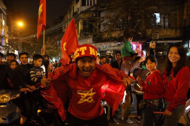 Việt Nam thắng, ai ai cũng muốn đổ ngay ra đường để ăn mừng - có lý giải khoa học cả đấy! - Ảnh 5.