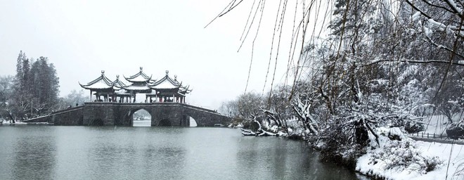 Mưa tuyết, giá lạnh tràn xuống Trung Quốc: Sinh viên cầm ô, xếp hàng lên lớp - Ảnh 7.