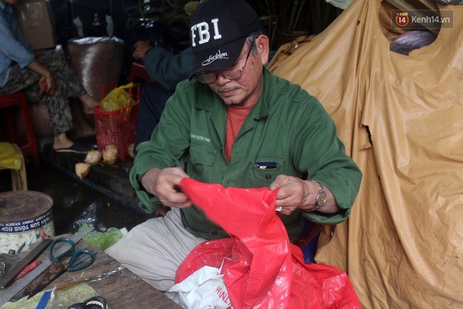 Chú Tí hơn 40 năm hành nghề lạ ở chợ Đông Ba: Vá áo mưa tàu ngầm cho người nghèo với giá 5 nghìn đồng - Ảnh 7.