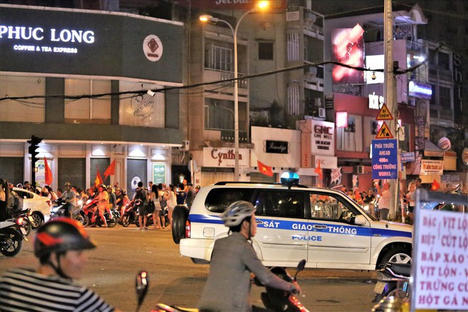 TPHCM: Cảnh sát căng mình trước bão người ăn mừng chiến thắng - Ảnh 6.