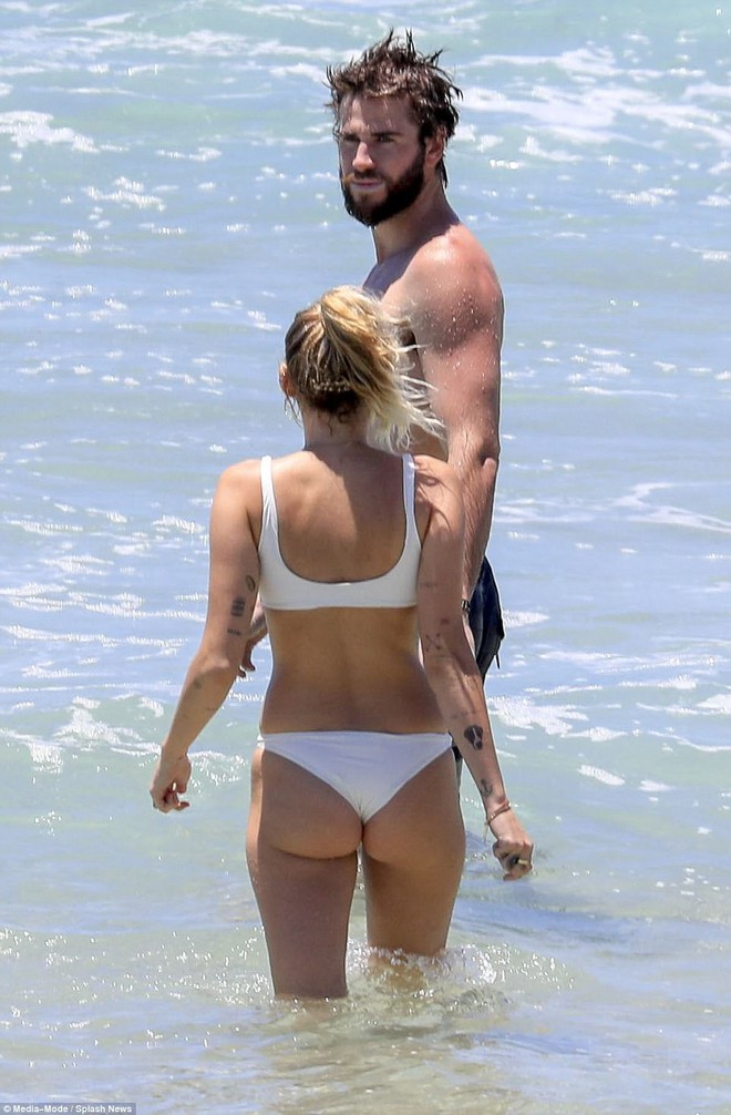 Miley Cyrus và Liam Hemsworth rủ nhau khoe body, nô đùa cực hạnh phúc trên bãi biển - Ảnh 7.