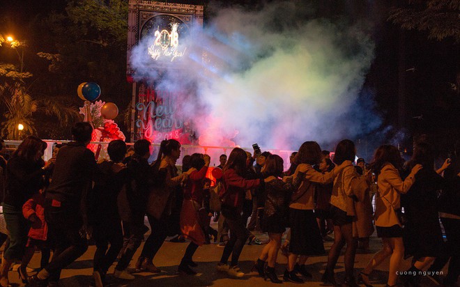 Dân mạng “ghen tị” với countdown đón năm mới hoành tráng của người Ecopark - Ảnh 8.