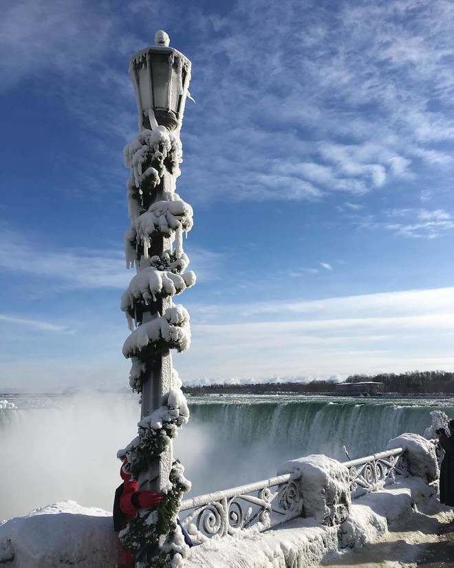 Ngắm thác nước Niagara đẹp đến kỳ ảo trong mùa băng giá - Ảnh 8.