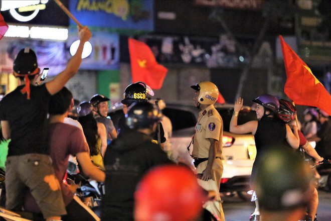 TPHCM: Cảnh sát căng mình trước bão người ăn mừng chiến thắng - Ảnh 8.