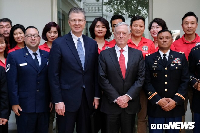 Những hình ảnh đầu tiên của Bộ trưởng Quốc phòng Mỹ James Mattis ở Việt Nam - Ảnh 8.