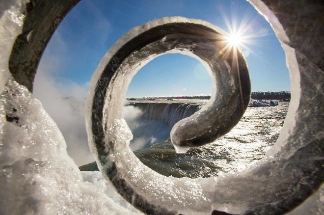 Ngắm thác nước Niagara đẹp đến kỳ ảo trong mùa băng giá - Ảnh 9.