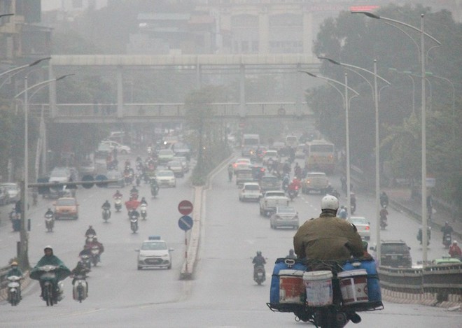 Sương mù bao phủ Hà Nội, nhà cao tầng mất nóc - Ảnh 9.