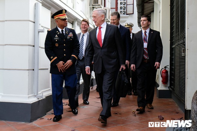Những hình ảnh đầu tiên của Bộ trưởng Quốc phòng Mỹ James Mattis ở Việt Nam - Ảnh 9.