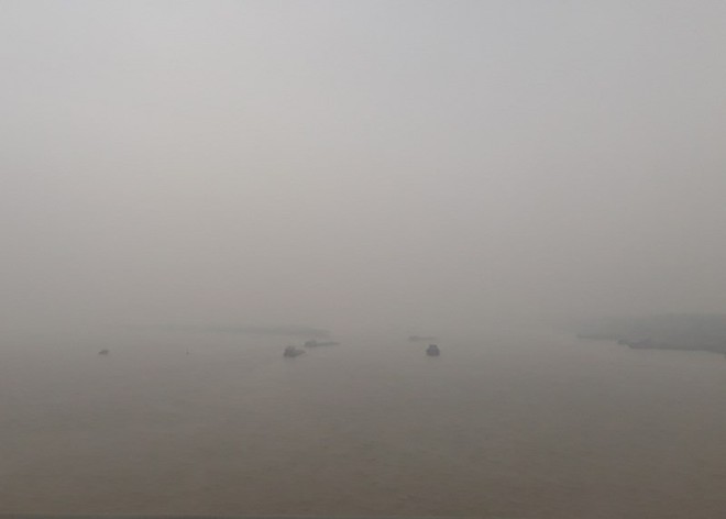 Sương mù bao phủ Hà Nội, nhà cao tầng mất nóc - Ảnh 10.