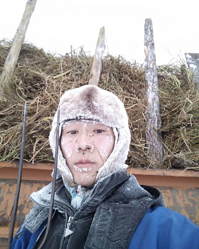 Bất chấp trời lạnh -60 độ C tại ngôi làng lạnh nhất thế giới, nhóm du khách Trung Quốc trút bỏ quần áo, bơi lội vui vẻ - Ảnh 11.