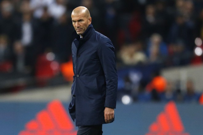 Cạn lời giải thích, Zidane bước lên đoạn đầu đài - Ảnh 2.