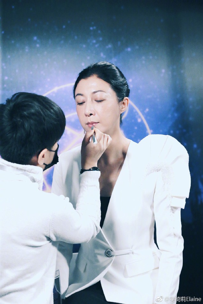 Vợ hờ Thành Long: Bị ruồng bỏ suốt 18 năm, U50 bỗng sexy đến ngỡ ngàng - Ảnh 4.