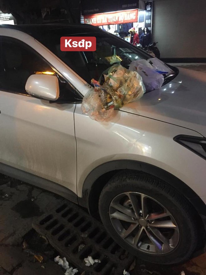 Chiếc xe ô tô đáng thương trong đêm cuối năm 2018 được chia sẻ nhiều trên mạng xã hội  - Ảnh 1.