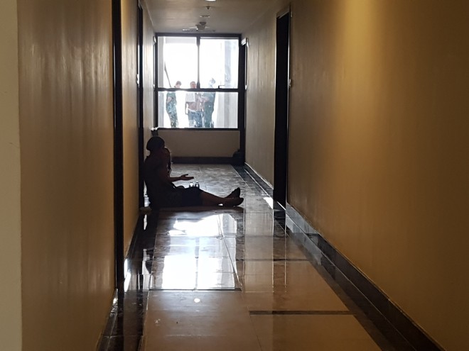 Cháu bé nước ngoài bê bết máu nằm bất động ở hành lang chung cư River Gate - Ảnh 1.