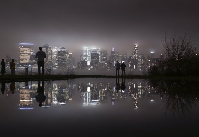 24h qua ảnh: Đ&agrave;n c&oacute;c cưỡi tr&ecirc;n lưng trăn đi tr&aacute;nh lũ - Ảnh 6.