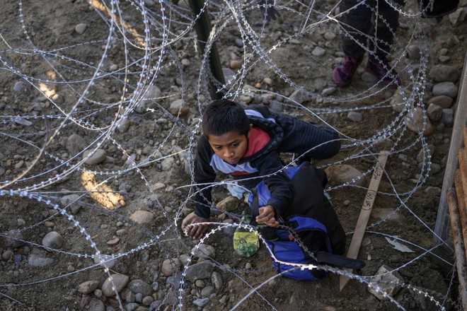 24h qua ảnh: Đ&agrave;n c&oacute;c cưỡi tr&ecirc;n lưng trăn đi tr&aacute;nh lũ - Ảnh 5.