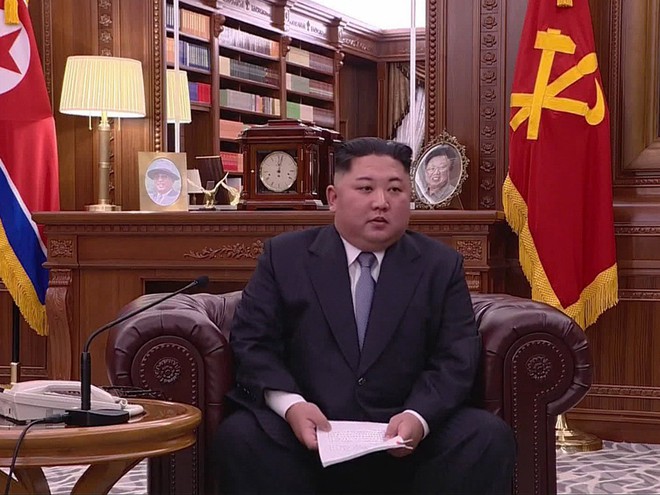 Khoảnh khắc đọc thông điệp năm mới 2019: Ông Kim Jong-un mô phỏng theo ông Tập Cận Bình? - Ảnh 5.